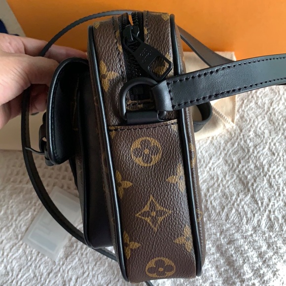 Louis Vuitton Christopher Wearable Wallet - Picture 5 of 17